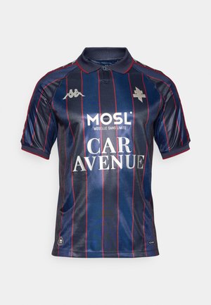 Polo de color azul marino con rayas rojas verticales, mangas cortas, collar y logotipos plateados. Presenta texto del patrocinador impreso en blanco.