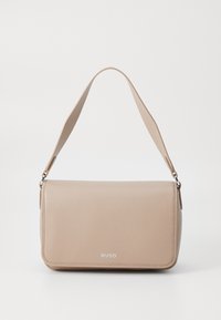 Bolso de mano de cuero beige con una textura suave, forma rectangular, una única correa para el hombro y detalle del logo plateado en el frente.