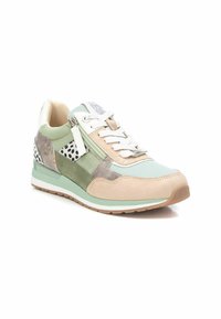Zapatilla multi-material con acentos en verde, beige y menta, con malla, ante y un panel con patrón. Cierre de cordones blanco y detalle de cremallera lateral.