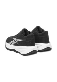 Mustad sportjalanõud tekstureeritud võrguga pealiskihiga, valgete aktsentide ja pehmendusega valge tallaga. Küljel on iseloomulik disain.