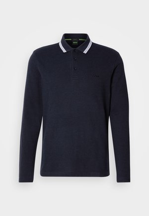 Polo a maniche lunghe blu navy con colletto a righe bianche, tre bottoni e piccolo logo "BOSS" sul lato sinistro del petto.