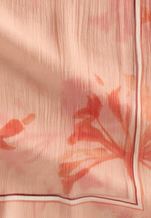 Miękka różowa tkanina z delikatnymi pomarańczowymi kwiatowymi nadrukami i cienką obwódką wzdłuż krawędzi, ukazująca lekką teksturę i fałdy.