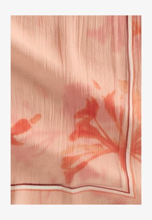 Miękka różowa tkanina z delikatnymi pomarańczowymi kwiatowymi nadrukami i cienką obwódką wzdłuż krawędzi, ukazująca lekką teksturę i fałdy.