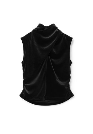 Top senza maniche in velluto nero con scollo alto drappeggiato e dettaglio di tessuto arricciato sul davanti, posato su uno sfondo bianco.