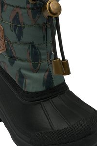 Bota de invierno impermeable con parte inferior de goma negra, parte superior de tela con patrón verde y cierre de cordón con acentos de hardware en bronce.