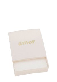 Scatola per gioielli rettangolare bianca con finitura liscia, caratterizzata dalla parola "amor" in lettere dorate sul coperchio e un rivestimento interno morbido.