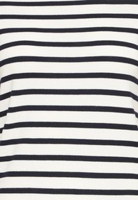 Chemise à rayures avec des bandes horizontales bleu marine et blanches, présentant une texture côtelée. Le motif couvre tout le tissu, créant une apparence uniforme.