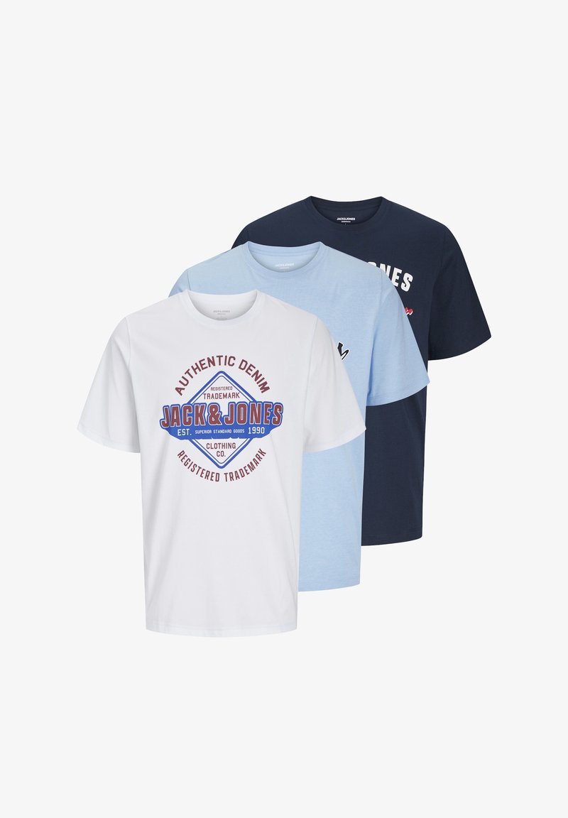 Trois T-shirts en coton : un blanc avec un logo graphique, un bleu clair et un bleu marine. Tous ont des manches courtes et des cols ronds.