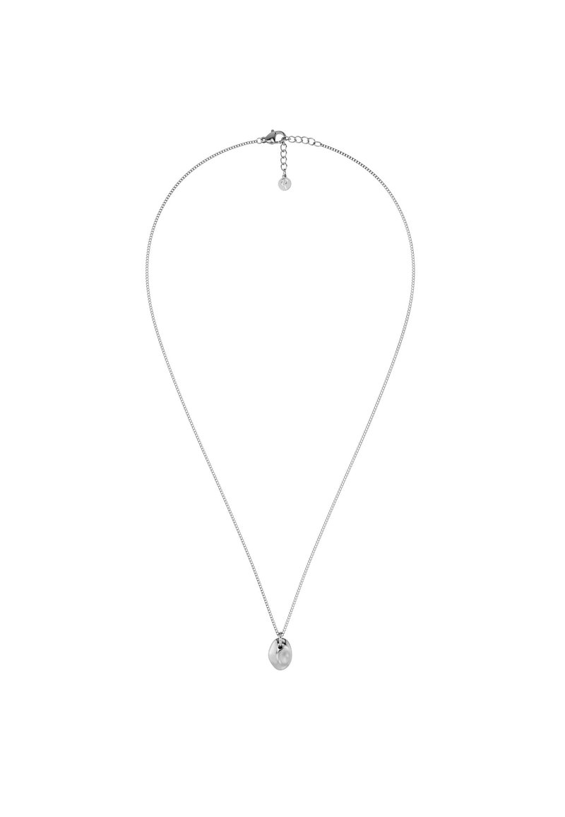 Ogrlica srebrnog tona s nježnim lancem i okruglom privjeskom s poliranim površinom, visi u sredini.