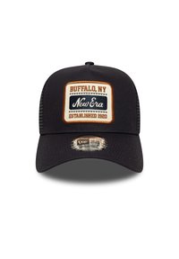 Gorra negra con lados de malla, que presenta un parche rectangular que dice "BUFFALO, NY" y "New Era ESTABLECIDA 1920" en colores contrastantes.