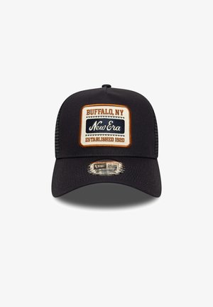Zwarte pet met gaas zijkanten, met een rechthoekig label waarop "BUFFALO, NY" en "New Era ESTABLISHED 1920" in contrasterende kleuren staat.
