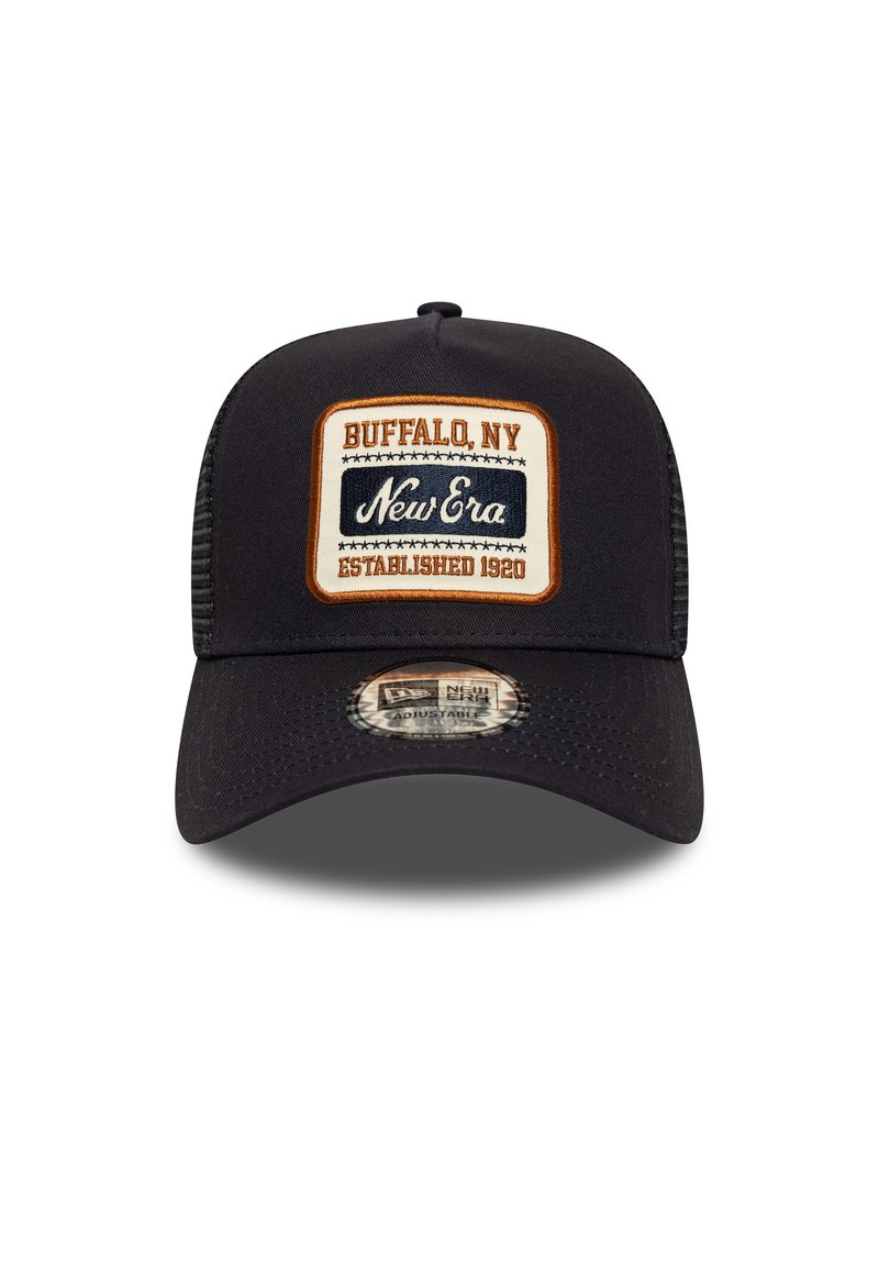 Gorra negra con lados de malla, que presenta un parche rectangular que dice "BUFFALO, NY" y "New Era ESTABLECIDA 1920" en colores contrastantes.