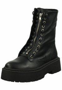 Botas de tobillo de cuero negro con un acabado texturizado, con cremallera frontal, cordones de ojal y una suela de plataforma negra gruesa.
