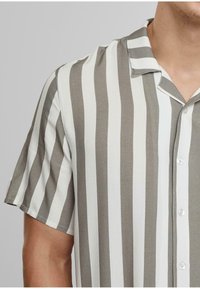 Urban Classics RESORT - Ing - paleolive offwhite