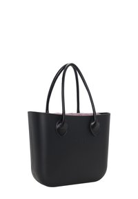 Zwarte tote bag van glad materiaal, met twee zwarte handvatten, ronde hoeken en een zachte paarse voering die zichtbaar is aan de bovenkant.