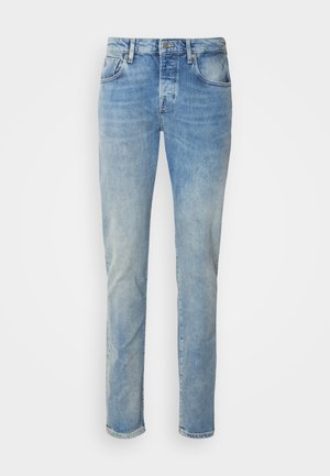 Jean en denim bleu clair avec une finition délavée, design à jambe droite, cinq poches et passants de ceinture. Style classique avec un minimum de déchirures.