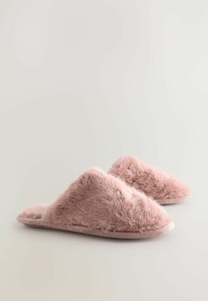 Pantofole in finta pelliccia di un rosa morbido, con punta chiusa e texture morbida. Presentano una suola imbottita e un design arrotondato per il massimo comfort.