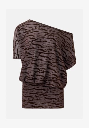 Brązowy top na jedno ramię z ciemnym wzorem w paski tygrysa i luźnym, drapowanym krojem.