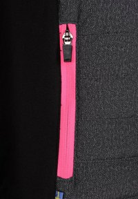 Zwarte stof met grijs textuurmateriaal, voorzien van een opvallende roze ritssluiting. Naai-details en contrasterende materialen zijn zichtbaar in het ontwerp.