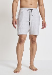 Grijze melange shorts met een elastische tailleband, trekkoordsluiting en zijzakken. Zachte textuur en knielengte ontwerp.