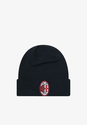 Berretto nero a maglia con risvolto, caratterizzato da una toppa con il logo del club di calcio AC Milan in rosso e bianco.