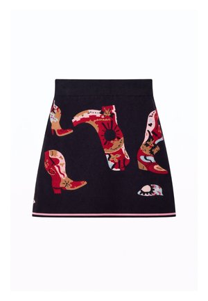 Jupe noire avec des bottes de cowboy brodées colorées et un motif de soleil, ourlet rayé rose et noir.