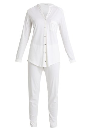 Valkoinen pyjama-setti, jossa on pitkähihaisella nappipaidalla, jossa on rintatasku, ja yhteensopivat kapenevat housut, joissa on käänteet nilkoissa. Pehmeä kangas.