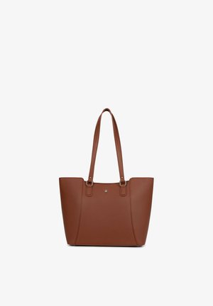 Braune Ledertasche mit zwei langen Griffen und einem kleinen Knopfverschluss vorne, vor weißem Hintergrund.