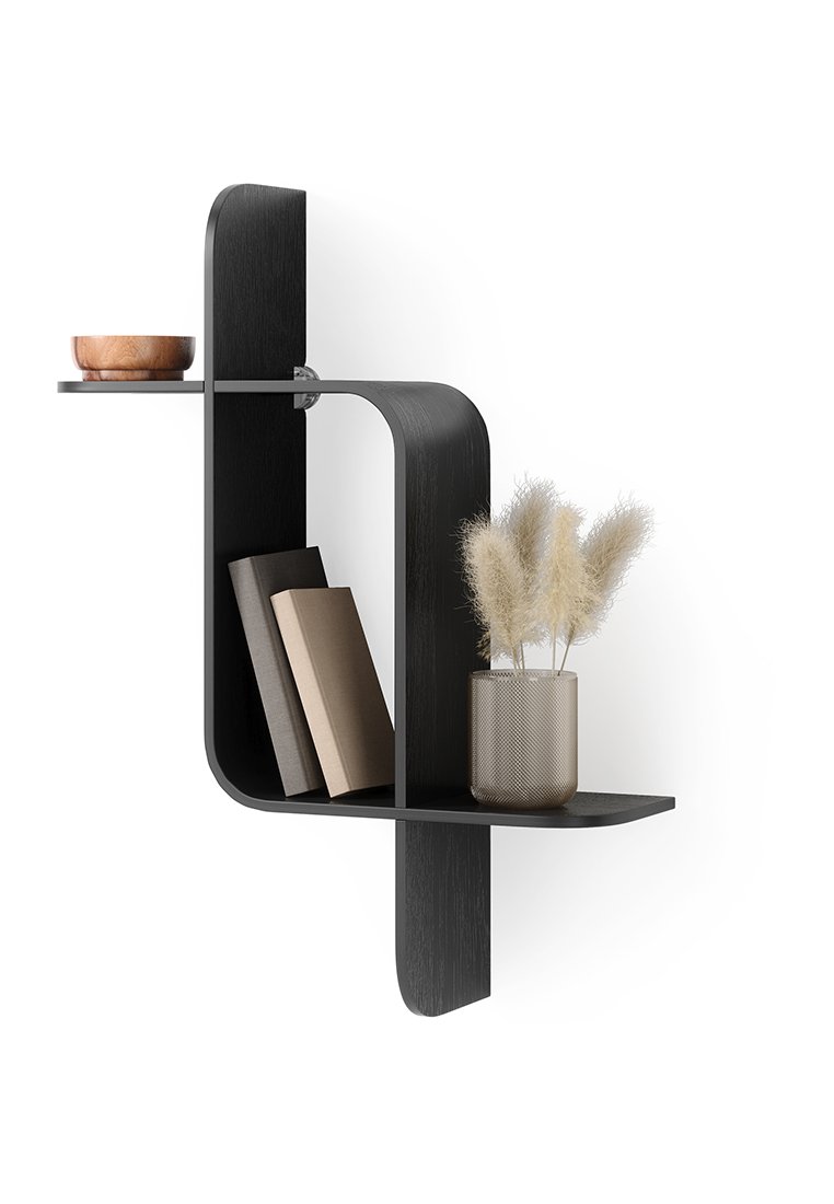 Mensola nera da parete con design curvo. Presenta tre sezioni: una ciotola, due libri e un vaso rotondo con piante secche.