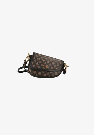 Bolso bandolera con estampado marrón y negro, cierre con solapa y correa ajustable negra, con herrajes dorados y el logo de Guess en el frente.
