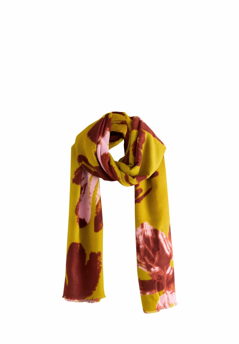 Bufanda floral en amarillo, con grandes patrones florales en rosa y burdeos. Fabricada en un tejido suave con bordes con flecos y un diseño ligero.