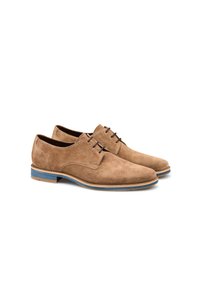 Scarpe in suede marrone con una texture liscia, con accenti blu sulla suola e cinque coppie di occhielli per i lacci. Design e forma classici.