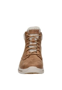 Brązowy zamszowy but typu high-top z miękkim szarym kołnierzem z dzianiny, płaskimi sznurówkami i wyściełaną białą podeszwą dla komfortu i trwałości.