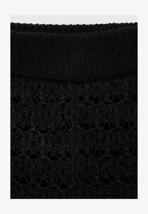 Tissu en tricot noir présentant un motif ajouré et une taille côtelée ajustée. Le matériau semble doux avec une finition texturée.