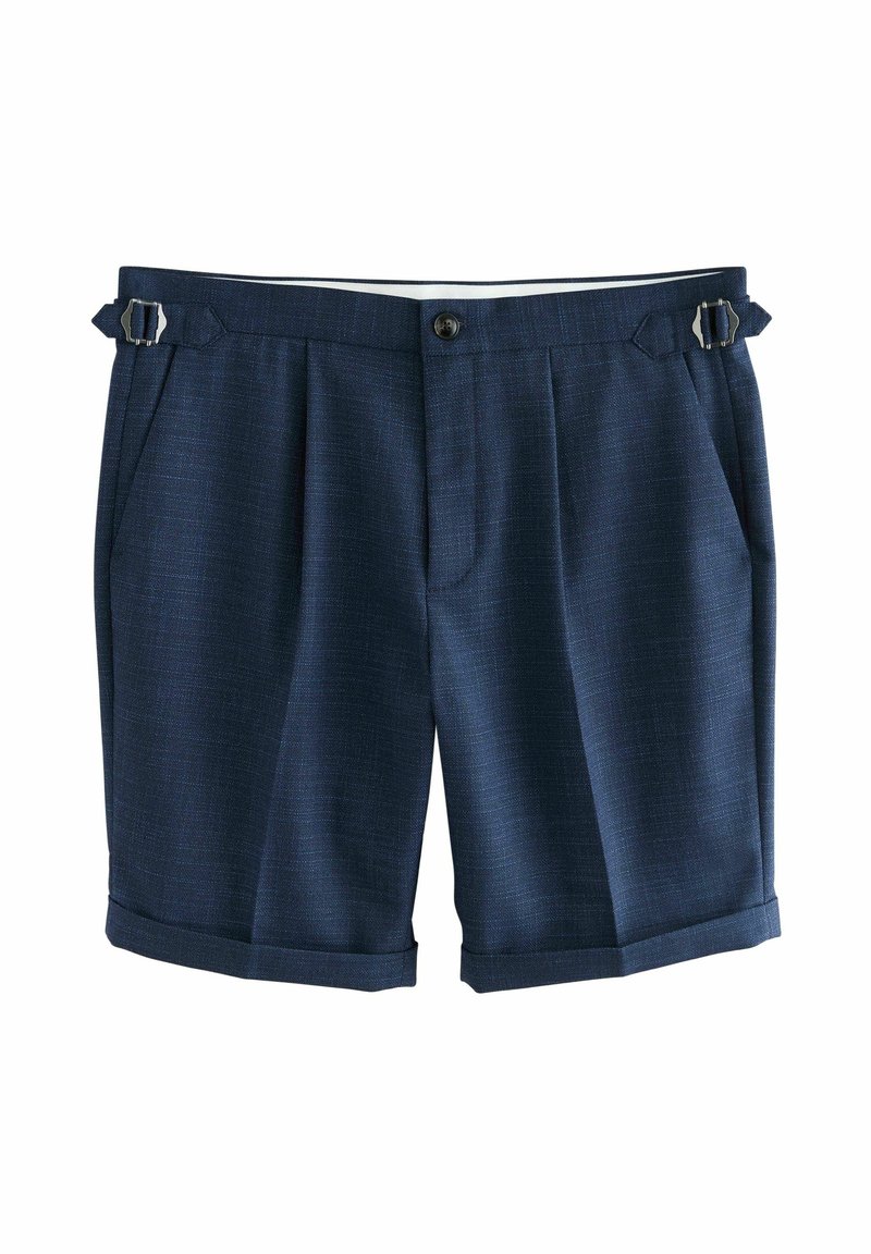 Marineblauwe shorts van gestructureerde stof, met voorplooien, zijverstelgespen en een opgerolde zoom. Voorzien van een sluiting met een knoop aan de voorkant.