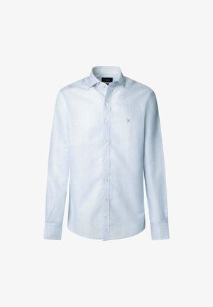 Camisa de manga larga azul claro con sutiles rayas blancas, cierre de botones en la parte delantera, cuello clásico y un pequeño logo bordado en el pecho.