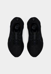 Μαύρα αθλητικά παπούτσια με λείο πλέγμα στο πάνω μέρος, υφασμένα μοτίβα, άνετο σύστημα κορδονιών και επενδεδυμένο γιακά για άνεση. Η σόλα έχει διακριτικά διακοσμητικά στοιχεία.