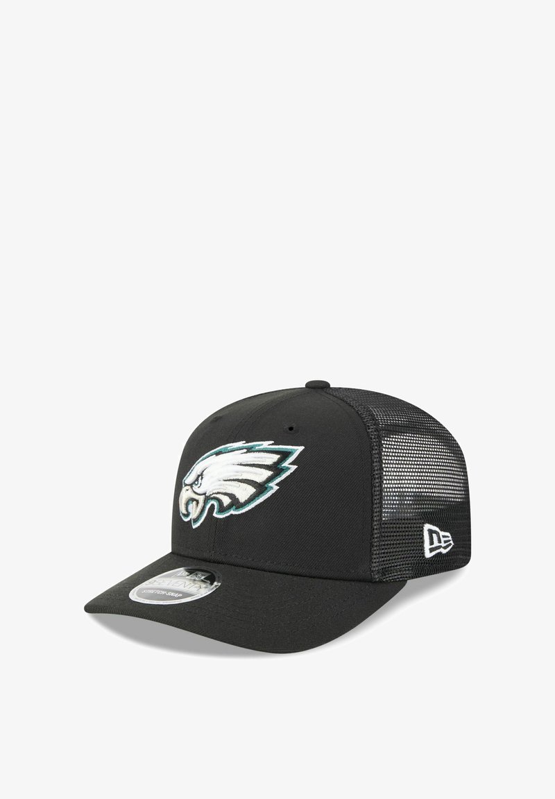 Casquette noire avec une visière courbée, arborant un logo d'aigle brodé blanc et teal à l'avant et des panneaux en mesh à l'arrière.