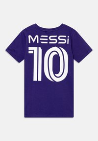 Μωβ βαμβακερό t-shirt με λευκή εκτύπωση στο πίσω μέρος, που αναγράφει "MESSI" στην κορυφή και τον αριθμό "10" από κάτω.