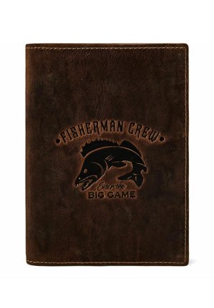 Cartera de cuero marrón oscuro con diseño de pez en relieve y texto "Fisherman Crew" y "Enter the Big Game" en la parte delantera.