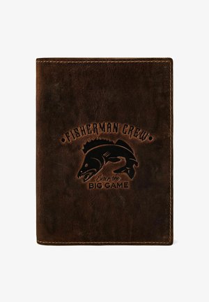 Dunkelbraune Ledergeldbörse mit geprägtem Fisch-Design und den Texten „Fisherman Crew“ und „Enter the Big Game“ auf der Vorderseite.