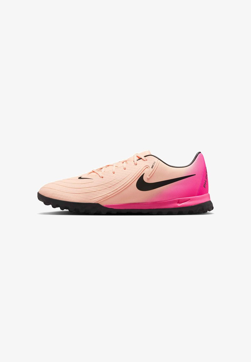 Světle růžová atletická bota s texturovaným povrchem, černými akcenty a gradientní podešví od růžové k černé. Má šněrovací design.
