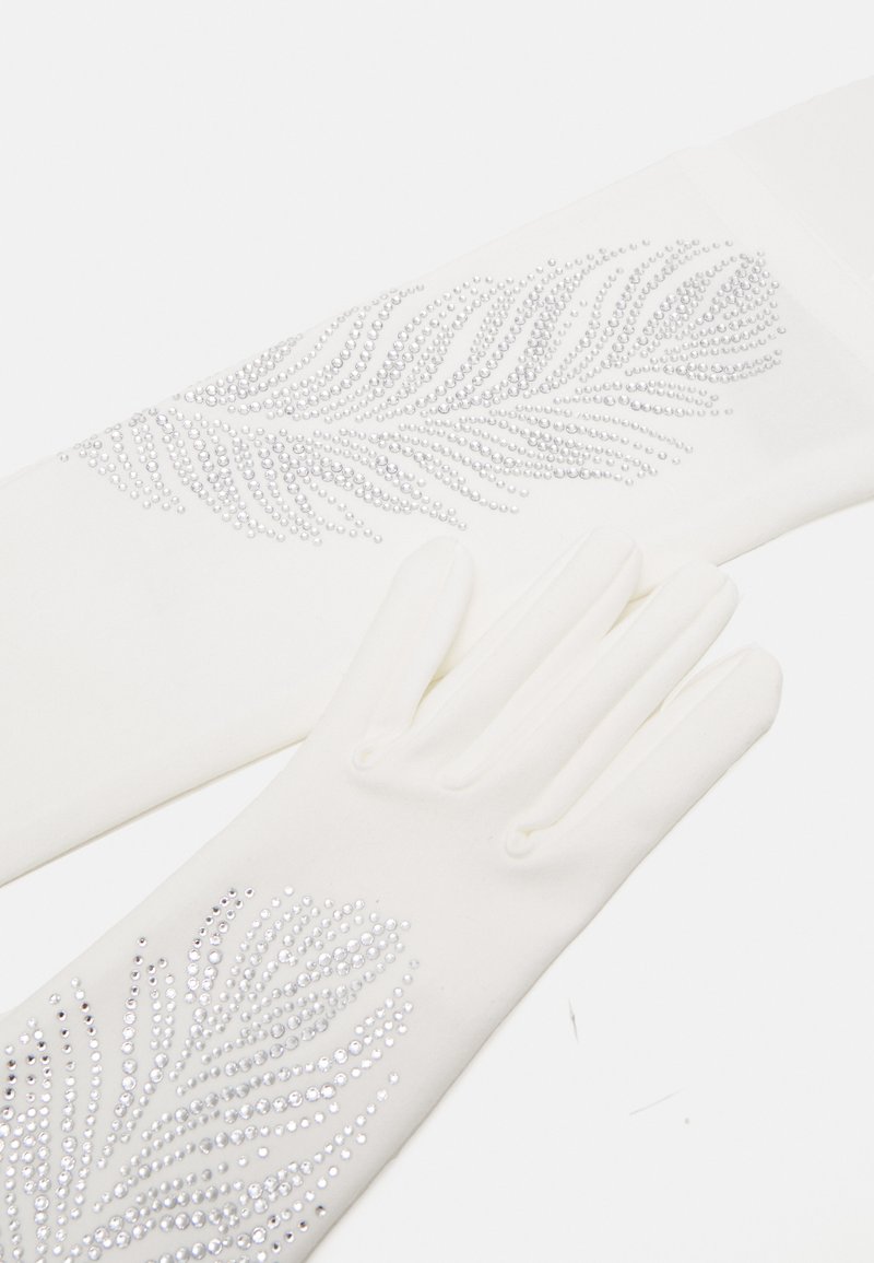 Witte handschoenen van gladde stof, met een decoratief zilveren rhinestone bladpatroon langs de manchetten en de achterkant van de hand.