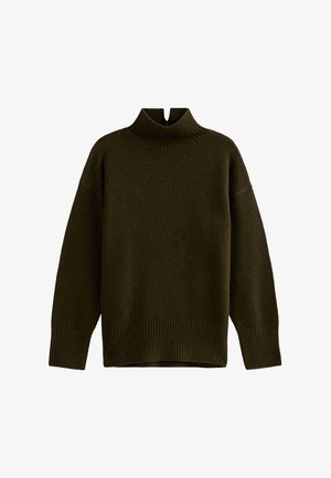 Suéter de cuello alto en verde oscuro, elaborado con material de punto suave. Presenta un cuello y dobladillo acanalados, con un corte relajado y hombros caídos.