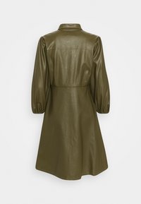 Olivgrünes Lederkleid mit Kragen, gepufften Ärmeln und ausgestellt geschnittenem Saum, das eine glatte Textur und gestickte Details aufweist.
