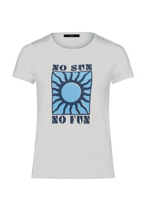 Fehér rövid ujjú póló, középen egy kék napgrafika négyzetben, a nap tetején és alján pedig a "NO SUN NO FUN" felirat.