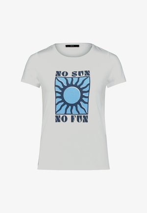 Biała koszulka z krótkim rękawem z niebieską grafiką słońca w kwadracie oraz napisem „NO SUN NO FUN” nad i pod wzorem słońca.