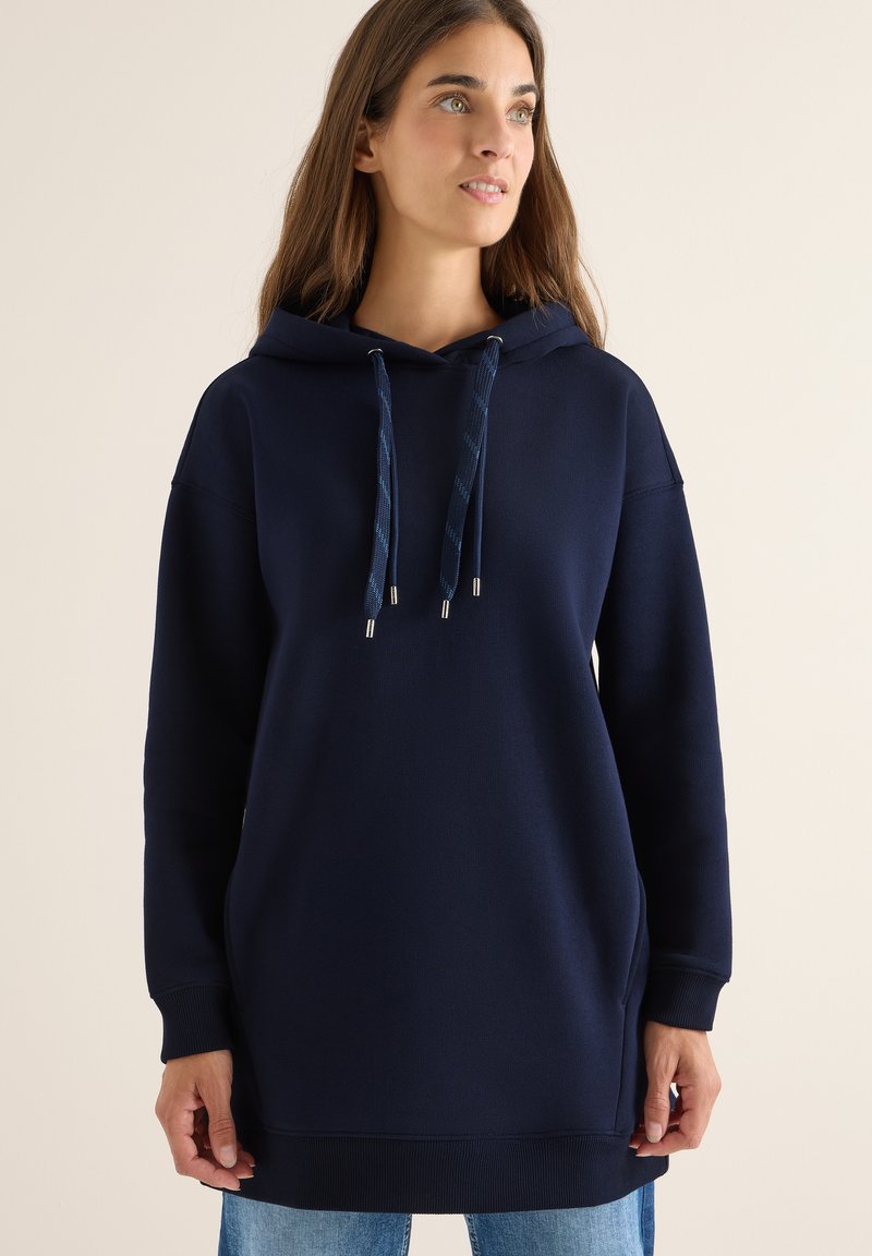 Felpa blu navy realizzata in tessuto morbido, con cappuccio regolabile con cordino e maniche lunghe con polsini e orlo a costine.
