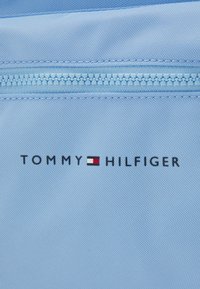 Tommy Hilfiger ESSENTIAL UNISEX - Dnevni ruksak - vessel blue