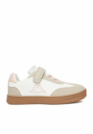 Biało-beżowy niski sneaker z różowym logo, różowymi sznurówkami, rzepem i brązową gumową podeszwą.